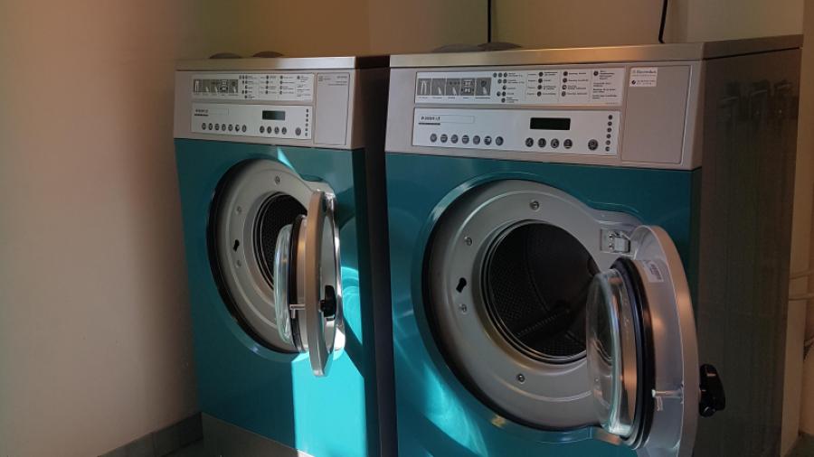 Lämna luckorna till maskinen öppna när ni är klara. Leave doors open after you finish doing your laundry.